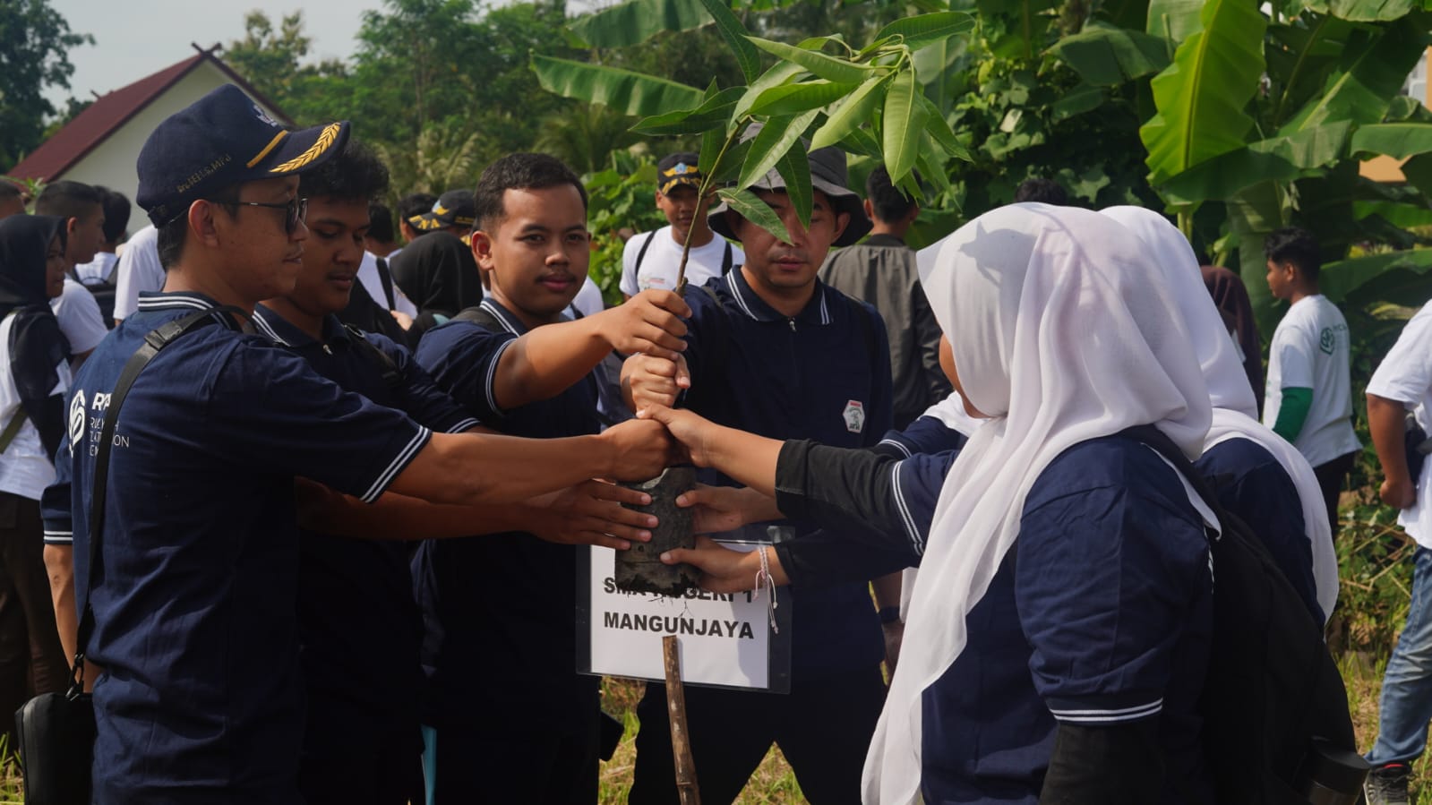 Jaringan Masyarakat Tani Indonesia (JAMTANI) di Pangandaran Jawa Barat gandeng anak muda untuk sadar pentingnya melindungi lingkungan.